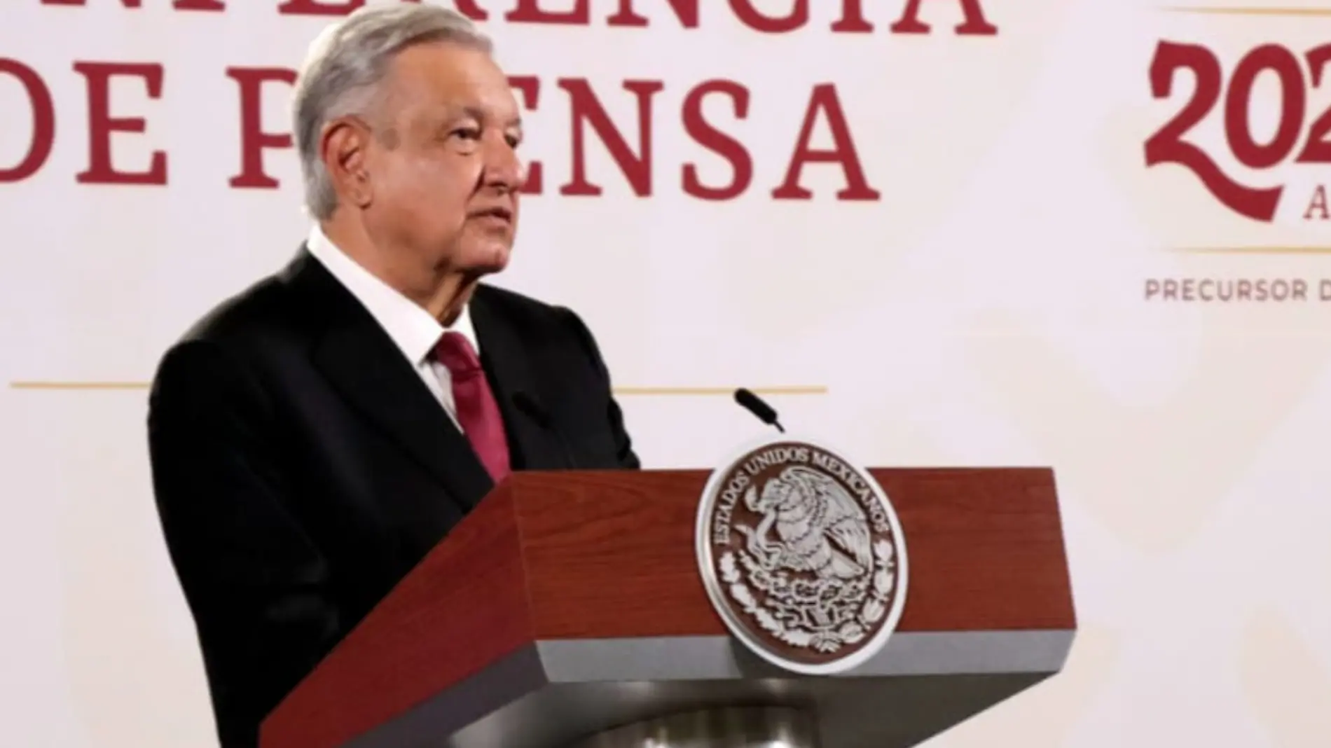 AMLO arremete contra medios de comunicación 